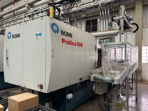 INJETORA HORIZONTAL HIDRÁULICA 300T ROMI PRATICA-300 2007 015-003514-447 380V 60HZ - COM ROBO E ESTEIRA 