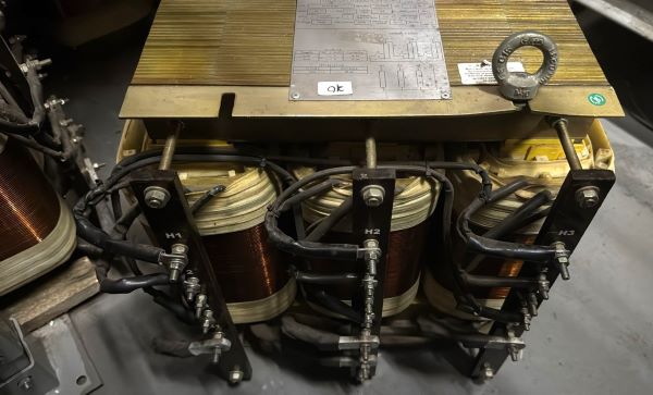 TRANSFORMADOR TRIFASICO BLUTRAFOS 2009 PRIMARIO 550/220V /SECUNDARIO 100V 15KVA 60HZ 