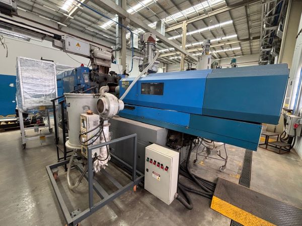 INJETORA HORIZONTAL HIDRÁULICA 320T FCS FD-320 2008 COM ROBO E ESTEIRA 