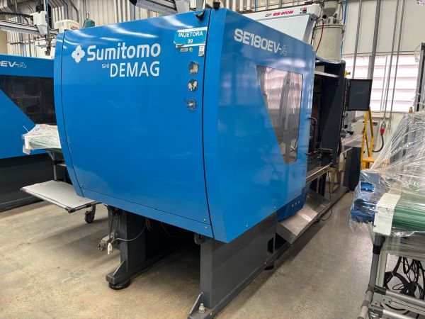 INJETORA HORIZONTAL HIDRÁULICA 180T SUMITOMO DEMAG SE180EV-A-C560 2017 M0L0358 AC 220C 50/60HZ - COM ROBO E ESTEIRA 