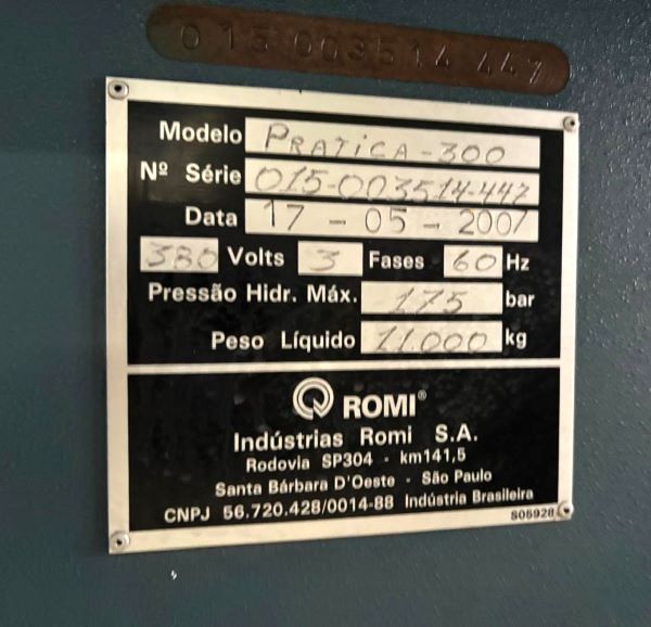 INJETORA HORIZONTAL HIDRÁULICA 300T ROMI PRATICA-300 2007 015-003514-447 380V 60HZ - COM ROBO E ESTEIRA 