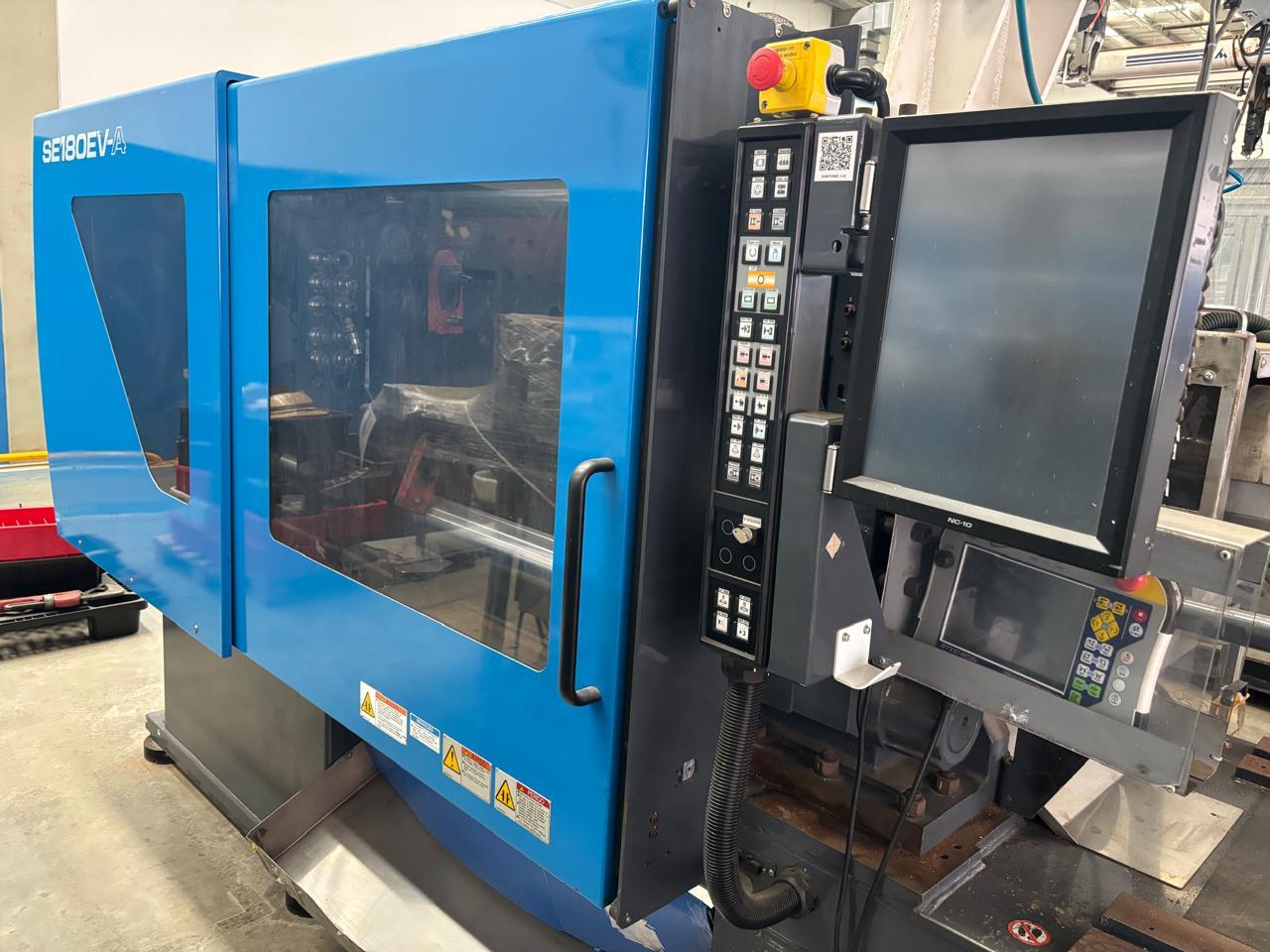 INJETORA HORIZONTAL HIDRÁULICA 180T SUMITOMO DEMAG SE180EV-AC560 M01L0356 AC 220V 50/60HZ - COM ROBO E ESTEIRA 