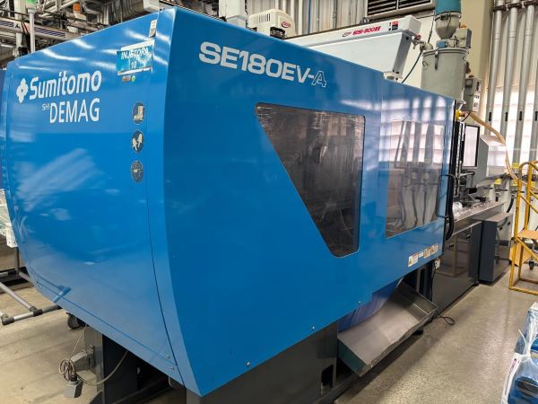 INJETORA HORIZONTAL HIDRÁULICA 180T SUMITOMO DEMAG SE180EV-AC560 M01L0356 AC 220V 50/60HZ - COM ROBO E ESTEIRA 
