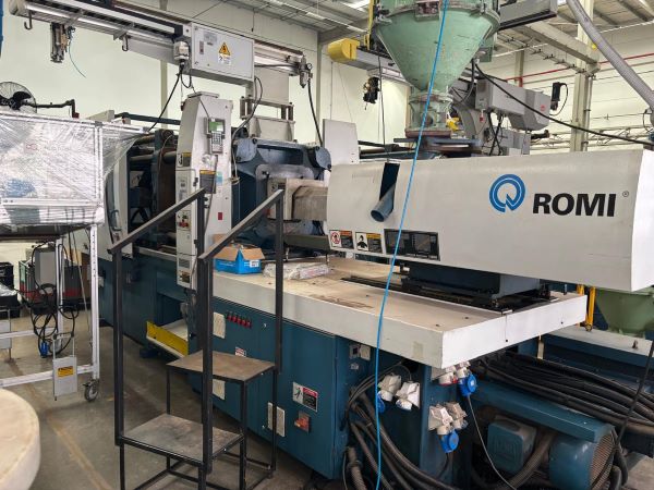 INJETORA HORIZONTAL HIDRÁULICA 300T ROMI PRATICA-300 2007 015-003514-447 380V 60HZ - COM ROBO E ESTEIRA 