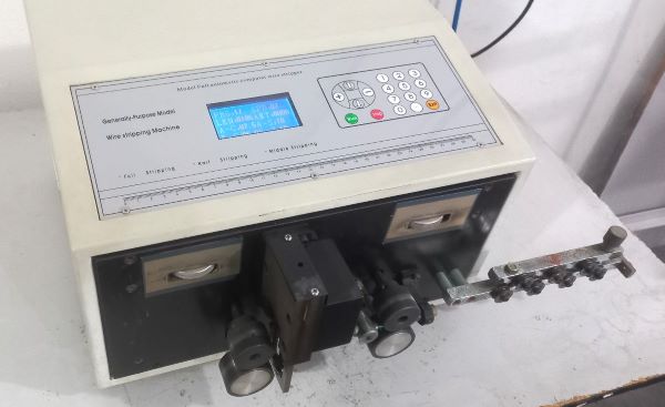 MAQUINA PARA CORTE E DECAPE DE FIO ATÉ 2,00M AUTOMATICA 