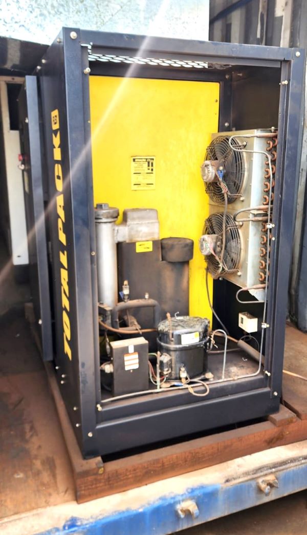 COMPRESSOR DE PARAFUSO METALPLAN 2015 41534 220V 9 BAR(E) AIRPOWER C/ SECADOR 