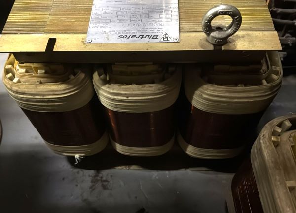 TRANSFORMADOR TRIFASICO BLUTRAFOS 2009 PRIMARIO 550/220V /SECUNDARIO 100V 15KVA 60HZ 