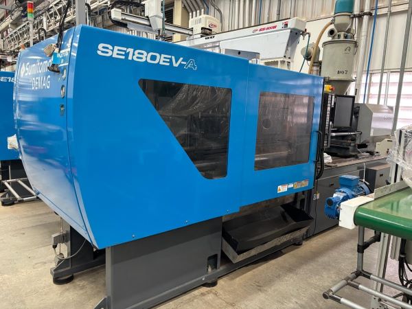 INJETORA HORIZONTAL HIDRÁULICA 180T SUMITOMO DEMAG SE180EV-A-C560 2017 M01L0357 AC 220V 50/60HZ - COM ROBO E ESTEIRA 