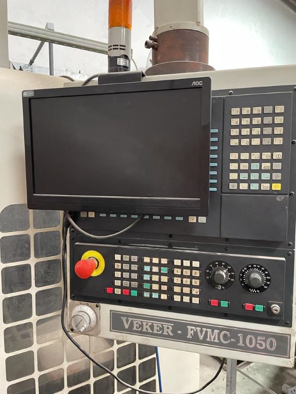 TORNO CNC VEKER FVMC-1050 2002 V-4002 380V COM FERRAMENTAL 
