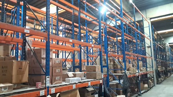 PORTA PALLET ÁGUIA 880 POSIÇÕES; LONGARINA 2,30M (665 UN.- 1000KG POR PALLET); MONTANTE DE 6,70M (100 AZUL - 36 CINZA) 