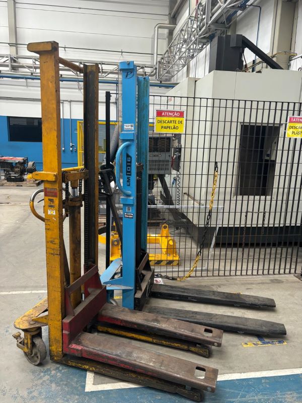 PALETEIRA MANUAL CAPACIDADE MAXIMA: 1000KG 