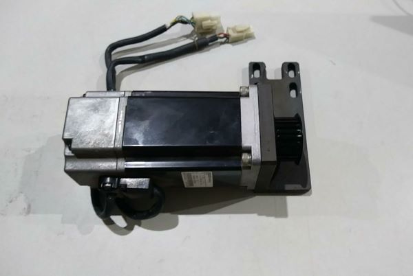 MOTOR DE PASSO OMRON 4N8403-1-42 R7M-A40030-S1 400W, 200V, 2.6A 