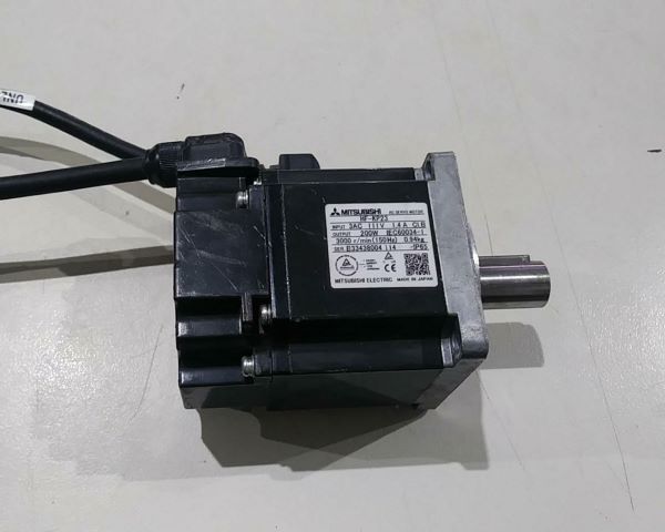 MOTOR DE PASSO MITSUBISHI B33438004 114 HF-KP23 200W, 111V, 1.4A 