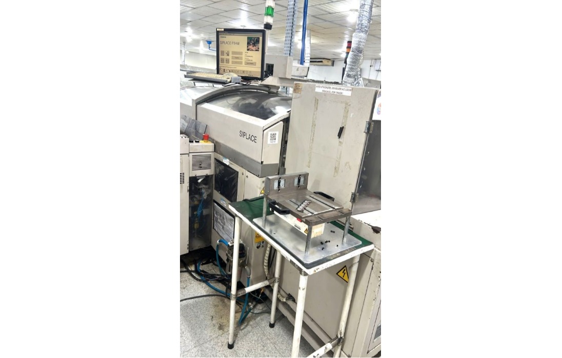 PICK AND PLACE CHIPSHOOTER SIEMENS SIPLACE F5 HM 2003 230/400V 50/60HZ ACOMPANHA 10 FEEDERS 